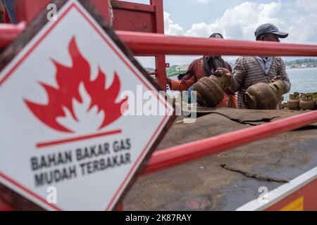 Kendari, Indonesia. 20th Ott 2022. I lavoratori scaricano 3 kg di GPL da un'auto di carico prima di essere distribuita via nave da Kendari all'arcipelago di Konawe. PT Pertamina Patra Niaga Sulawesi ha osservato che nel periodo gennaio-settembre 2022, la fornitura di tre chilogrammi di GPL alla Regency delle Isole Konawe nel Sulawesi sudorientale ha raggiunto le 954,24 tonnellate metriche. (Foto di Andry Denisah/SOPA Images/Sipa USA) Credit: Sipa USA/Alamy Live News Foto Stock