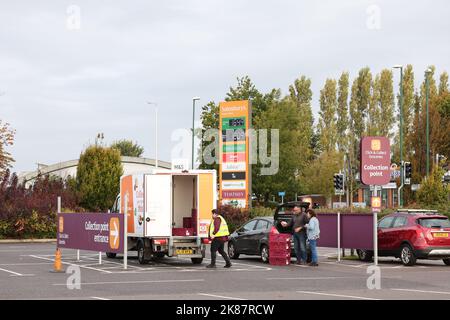 Clienti che utilizzano un punto di raccolta Click & Collect di Sainsbury in un parcheggio a Bognor Regis, West Sussex Foto Stock