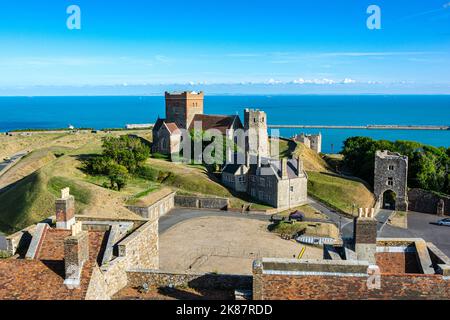 Dover,Inghilterra,Regno Unito - 27 agosto 2022 : Vista della vecchia chiesa, della vecchia torre e del canale Inglese dal Castello di dover Foto Stock