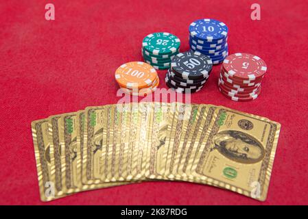 Quattro assi vicino pile di fiches su un tavolo di feltro rosso. Il gioco del poker è uno dei giochi di carte più popolari al mondo e ha giocato molto nei casinò. Scheda Foto Stock