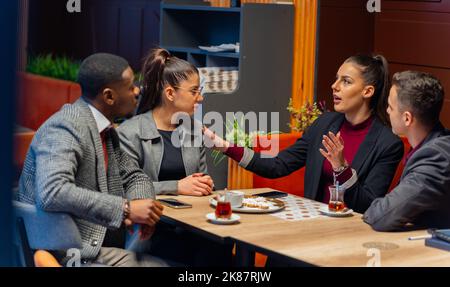 Gruppo di uomini di affari multirazziali stanno parlando Foto Stock
