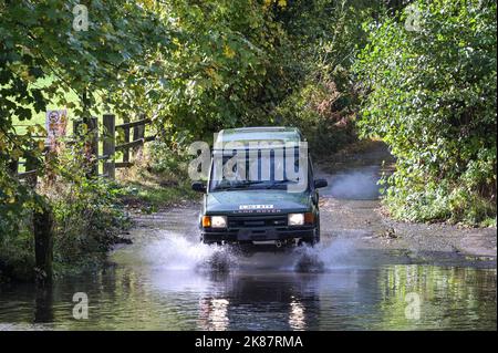 Green Road, Hall Green, Birmingham - Ottobre 21st 2022 - i conducenti negoziano un guado allagato su Green Road a Hall Green, Birmingham dopo ore di pioggia torrenziale ha causato inondazioni localizzate nella zona. Gran parte della Gran Bretagna ha anche assistito a temporali. PIC Credit: Scott CM/Alamy Live News Foto Stock