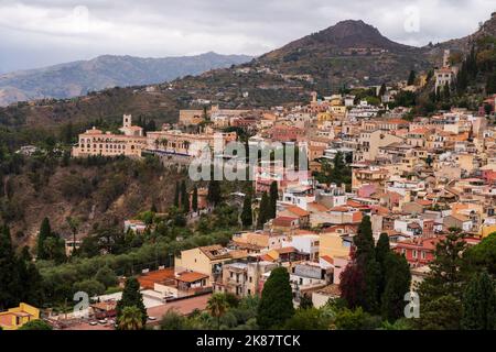 Taormina, una bellissima cittadina sulla sommità di una collina sulla costa orientale della Sicilia. E' molto popolare tra i visitatori che vengono qui per vedere il teatro Greco-Romano. Foto Stock