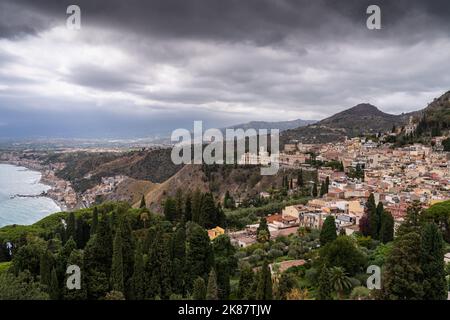 Taormina, una bellissima cittadina sulla sommità di una collina sulla costa orientale della Sicilia. E' molto popolare tra i visitatori che vengono qui per vedere il teatro Greco-Romano. Foto Stock