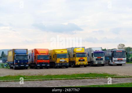 Cartello scuola guida (scoala), cartello auto scuola guida rumeno. Scuola guida camion Foto Stock