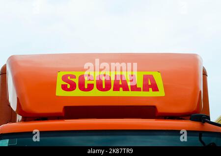 Cartello scuola guida (scoala), cartello auto scuola guida rumeno. Scuola guida camion Foto Stock