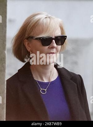 Il primo ministro Liz Truss lascia Downing Street, Londra, a seguito delle dimissioni di ieri. Data immagine: Venerdì 21 ottobre 2022. Foto Stock