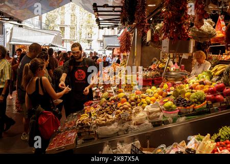 Una bancarella di frutta e verdura al mercato la Boqueria di Barcellona, Spagna Foto Stock