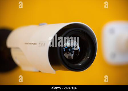 Teheran, Iran. 20th Ott 2022. Telecamera CCTV alla diciannovesima fiera internazionale delle attrezzature per la sicurezza e la sicurezza della polizia (IPAS 2022) a Teheran, 20 ottobre 2022. (Foto di Sobhan Farajvan/Pacific Press) Credit: Pacific Press Media Production Corp./Alamy Live News Foto Stock