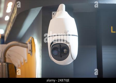 Teheran, Iran. 20th Ott 2022. Telecamera CCTV alla diciannovesima fiera internazionale delle attrezzature per la sicurezza e la sicurezza della polizia (IPAS 2022) a Teheran, 20 ottobre 2022. (Foto di Sobhan Farajvan/Pacific Press) Credit: Pacific Press Media Production Corp./Alamy Live News Foto Stock