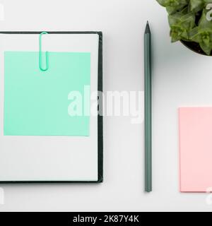 Forniture per ufficio su scrivania con tastiera e bicchieri e tazza di caffè per lavorare da remoto, assortiti servizi scolastici per studiare con bevanda calda e. Foto Stock