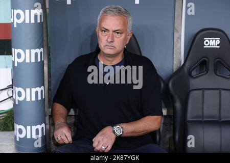 Genova, Italia. 17th Ott 2022. Italia, Genova, ott 17 2022: Josè Mourinho (come manager Roma) seduto in panchina durante la partita di calcio SAMPDORIA vs AS ROMA, Serie A Tim 2022-2023 day10 Stadio Ferraris (Foto di Fabrizio Andrea Bertani/Pacific Press) Credit: Pacific Press Media Production Corp./Alamy Live News Foto Stock