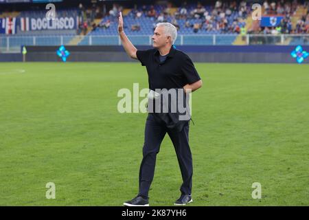 Genova, Italia. 17th Ott 2022. Italia, Genova, ott 17 2022: Josè Mourinho (come Roma manager) entra in campo e si sposta in panchina durante la partita di calcio SAMPDORIA vs AS ROMA, Serie A Tim 2022-2023 day10 Ferraris Stadium (Photo by Fabrizio Andrea Bertani/Pacific Press) Credit: Pacific Press Media Production Corp./Alamy Live News Foto Stock
