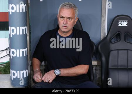 Genova, Italia. 17th Ott 2022. Italia, Genova, ott 17 2022: Josè Mourinho (come manager Roma) seduto in panchina durante la partita di calcio SAMPDORIA vs AS ROMA, Serie A Tim 2022-2023 day10 Stadio Ferraris (Foto di Fabrizio Andrea Bertani/Pacific Press) Credit: Pacific Press Media Production Corp./Alamy Live News Foto Stock