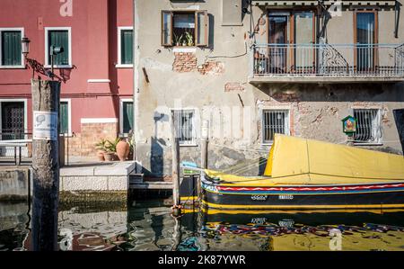 Vecchia barca di legno nel canale, Chioggia città, Laguna di Venezia, Veneto regione, nord italia Foto Stock