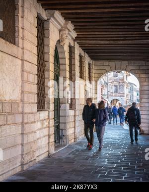 Strada nel centro storico di Chioggia, laguna veneta, regione Veneto, Italia settentrionale - persone a piedi Foto Stock