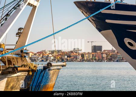 Grandi barche da pesca ormeggiate nel porto sul mare Adriatico a Chioggia città, laguna veneta, provincia di Venezia, nord Italia Foto Stock