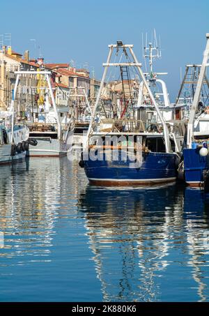 Grandi barche da pesca ormeggiate nel porto sul mare Adriatico a Chioggia città, laguna veneta, provincia di Venezia, nord Italia Foto Stock