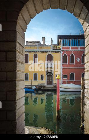 Chioggia dai portici lungo i canali - Chioggia città, Laguna di Venezia, provincia di Verona, Italia - suggestiva immagine di Chioggia Foto Stock