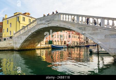 Il ponte Vigo nel centro storico di Chioggia, laguna veneta, provincia di Venezia, Italia settentrionale - Europa Foto Stock