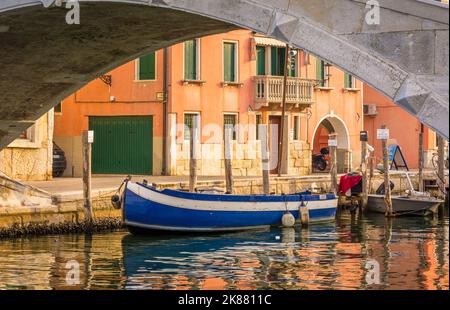 Vecchia barca di legno blu nel canale Chioggia città, piccola Venezia, regione Veneto, Italia settentrionale - Europa - scorcio della città di Chioggia Foto Stock
