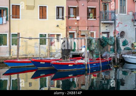 Vecchie barche di legno blu nel canale Chioggia città - Laguna di Venezia - piccola Venezia, Veneto, Italia settentrionale Foto Stock