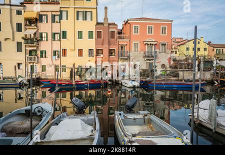 Chioggia paesaggio urbano con stretto canale d'acqua con barche ormeggiate, edifici - laguna veneziana, provincia di Venezia, Italia Foto Stock
