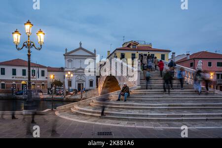 Il ponte Vigo nel centro storico di Chioggia, la laguna veneta, la provincia di Venezia, il nord italia - fotografia notturna - esposizione lunga Foto Stock