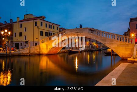 Il ponte Vigo nel centro storico di Chioggia, la laguna veneta, la provincia di Venezia, il nord italia - fotografia notturna - esposizione lunga Foto Stock