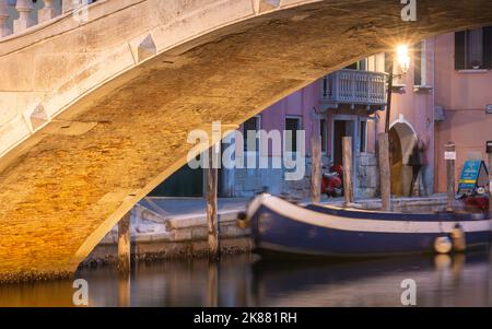 Il ponte Vigo nel centro storico di Chioggia, la laguna veneta, la provincia di Venezia, il nord italia - fotografia notturna - esposizione lunga Foto Stock