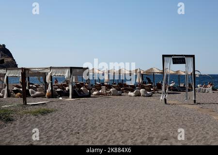 Sedie a sdraio e ombrelloni sulla spiaggia di Anaxos, Lesbos. Settembre / Ottobre 2022. Autunno. cym Foto Stock