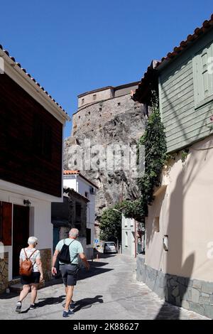 Glykfylousa Panagia. La chiesa di nostra Signora del bacio dolce su una roccia. Petra città, Lesbos viste. Foto Stock