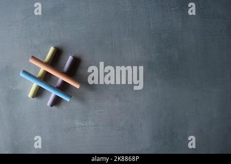 Vista dall'alto immagine di gesso colorato e hashtag icona con spazio copia. Social media, virale, concetto di tendenza Foto Stock