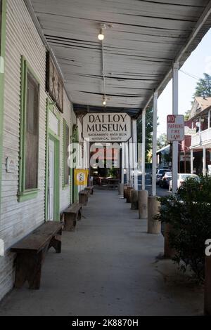 Walnut Grove, California, USA, 27 agosto 2022 - Street marciapiede a Locke, con l'indicazione per il Museo e Museo dai Loy e il cartello aperto, vecchie panchine, Foto Stock