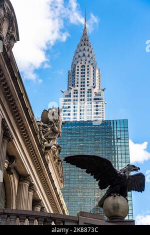 New York City, Stati Uniti d'America - 20 settembre 2022. La guglia dell'edificio Chrysler sullo sfondo di un'aquila sulla facciata del Central Foto Stock
