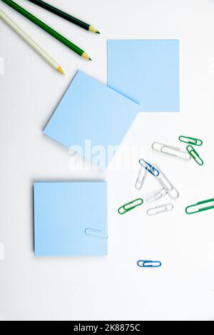 Forniture per ufficio su scrivania con tastiera e bicchieri e tazza di caffè per lavorare da remoto, assortiti servizi scolastici per studiare con bevanda calda e. Foto Stock