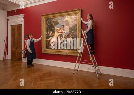 Londra Regno Unito. 21 ottobre 2022 . Sotheby's svela la Venere e Adone di Tiziano a guidare la vendita serale del Maestro Vecchio di dicembre, il lavoro più importante di Tiziano, ha stimato un valore di € 8-12 milioni. La vendita si svolge a Sotheby's New Bond Street il 7 dicembre . Credit: amer Ghazzal/Alamy Live News Foto Stock