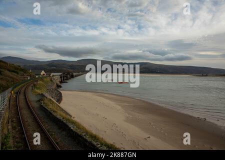 Barmouth Bridge, o Barmouth Viadotto, un viadotto ferroviario classificato di II grado attraverso l'estuario di Afon Mawddach nel Galles nord-occidentale. Foto Stock