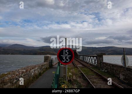 Barmouth Bridge, o Barmouth Viadotto, un viadotto ferroviario classificato di II grado attraverso l'estuario di Afon Mawddach nel Galles nord-occidentale. Foto Stock