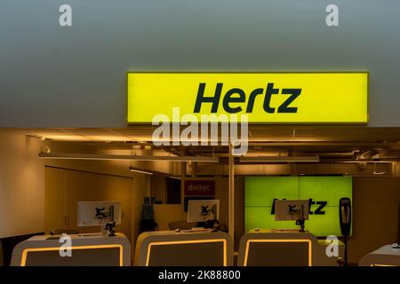 Oslo, Norvegia - 28 settembre 2022: Un banco di noleggio auto Hertz all'aeroporto. Foto Stock