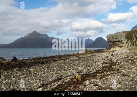 Cullin montagne vista dalla spiaggia di Elgol sull'isola di Skye Scozia Regno Unito Foto Stock