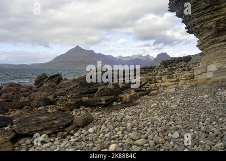 Cullin montagne vista dalla spiaggia di Elgol sull'isola di Skye Scozia Regno Unito Foto Stock