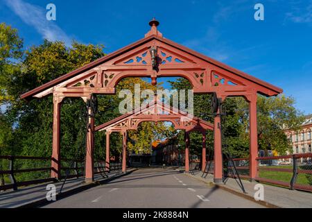 Le due porte sul Gamle Bybro o Ponte della Città Vecchia a Trondheim, Norvegia. Gamble Bybro è uno dei ponti della città vecchia che è usato per raggiungere il Bakkla Foto Stock