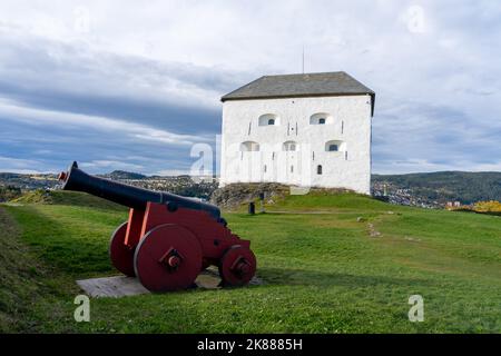 Bergen, Norvegia - 10 ottobre 2022: Fortezza di Kristiansten con cannone a Trondheim, Norvegia. Foto Stock