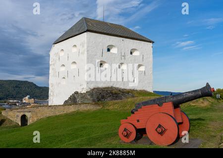 Bergen, Norvegia - 10 ottobre 2022: Fortezza di Kristiansten con cannone a Trondheim, Norvegia. Foto Stock