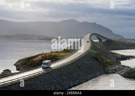 Storseisundet Bridge, la principale attrazione della strada atlantica in Norvegia. Foto Stock