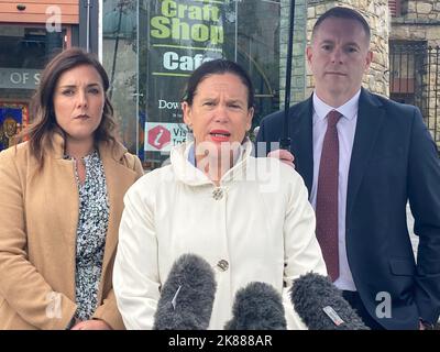 (Da sinistra a destra) Sinn Fein South Down MLA Cathy Mason, Sinn Fein presidente Mary-Lou McDonald e South Down MP Chris Hazzard parlando ai media in Downpatrick, County Down. Data immagine: Venerdì 21 ottobre 2022. Foto Stock