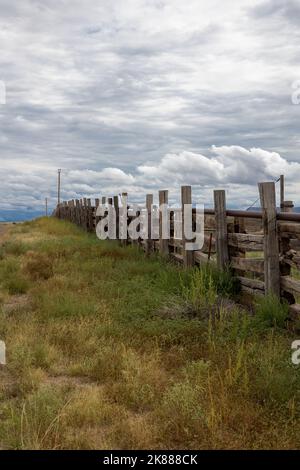 Recinzioni di legno intorno alla terra del rancher, stato dell'Arizona, negli Stati Uniti Foto Stock