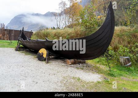 Gudvangen, Norvegia - 9 ottobre 2022: Una barca vichinga nel villaggio vichingo di Gudvangen, Norvegia. Foto Stock