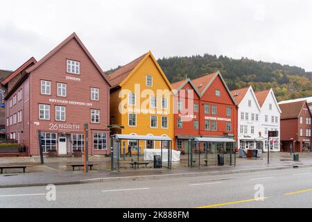 Bergen, Norvegia - 10 ottobre 2022: Colorful Bryggen Hanseatic Wharf (Tyskebryggen) a Bergen, Norvegia. Foto Stock